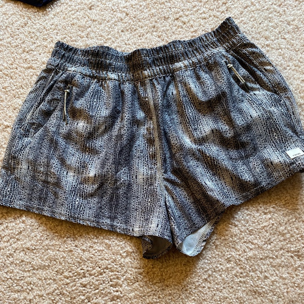 Vuori unlined shorts. Zippered pickets . Black and white